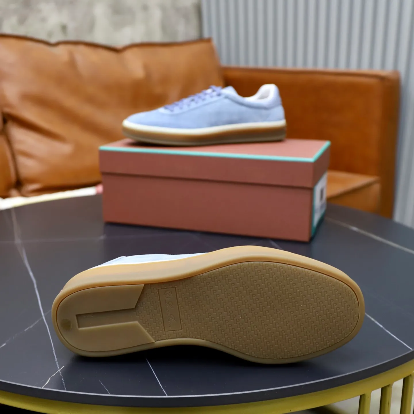 Ex-factory price: 560💰Loro Riana men’s moral training sneakers! Made from high-quality materials and designed in a low-cut silhouette, it offers an elegant and stylish look that's suitable for year-round wear. The unique double-layer sole aesthetic design, caramel cup-shaped outsole is decorated with off-white rubber trim, creating an attractive color combination. Pair with tailored pieces or jeans for a sophisticated yet casual look. The heel is decorated with soft cow leather tongue with Kummel color inserts and cotton laces with embossed LP logo. Upper: cow split suede. Lining: original thickened soft sheepskin. Size: 38-39-40-41-42-43-44 (customized in 45.46)
